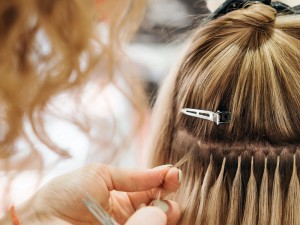 Естествени коси или синтетични коси – кои са по-добри?